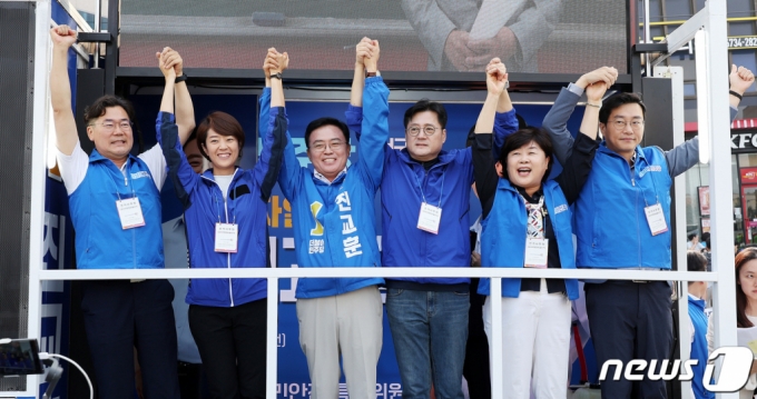 강서구청장 보궐선거 공식 선거운동 기간이 시작된 28일 오전 서울 강서구 화곡역 인근에서 열린 진교훈 더불어민주당 강서구청장 후보 선거대책위원회 출정식에서 홍익표 더불어민당 원내대표, 진교훈 후보 등 당 지도부가 필승을 다짐하고 있다. 왼쪽부터 박찬대, 고민정 최고위원, 진교훈 후보, 홍익표 원내대표, 서영교, 장경태 최고위원./사진=뉴스1