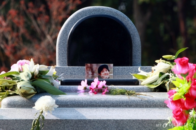배우 고(故) 최진실의 삼우제가 열린 2008년 10월 6일 오전 경기 양평군 양수리 갑산공원의 봉안묘 주변에 팬들이 놓고 간 꽃다발들이 자리를 지키고 있다./사진=머니투데이 DB