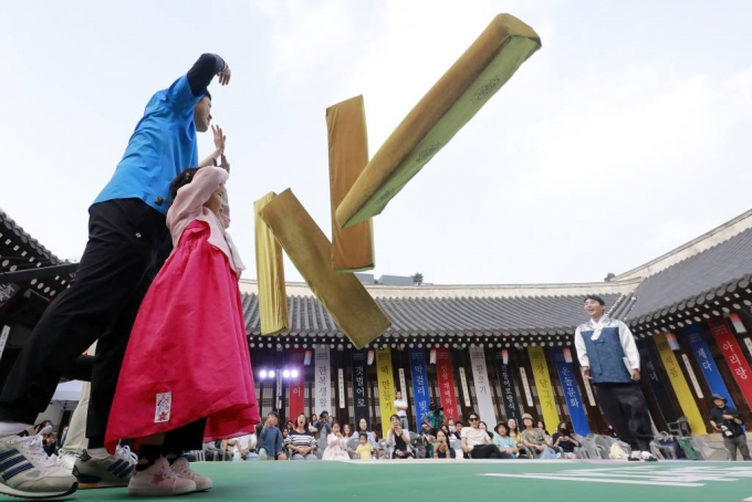 [서울=뉴시스] 최동준 기자 = 28일 서울 중구 한국의 집에서 열린 추석명절 큰잔치에 참가한 시민들과 외국인들이 윷놀이 대회를 즐기고 있다. 2023.09.28.