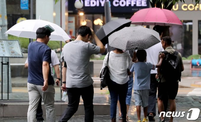 지난 7월17일 서울 종로구에서 시민들이 흐린 날씨 속 간간히 내리는 비를 피해 걷고 있다. /사진=뉴스1