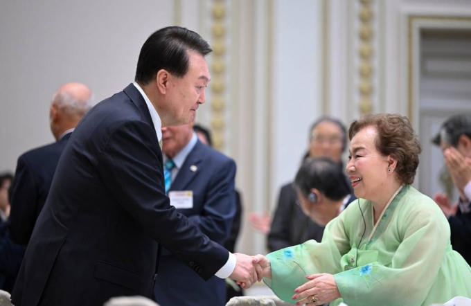 [서울=뉴시스] 윤석열 대통령이 29일 청와대 영빈관에서 열린 '원폭 피해 동포 오찬 간담회'에서 참석자들과 인사하고 있다. (사진=대통령실 제공) 2023.09.29. *재판매 및 DB 금지