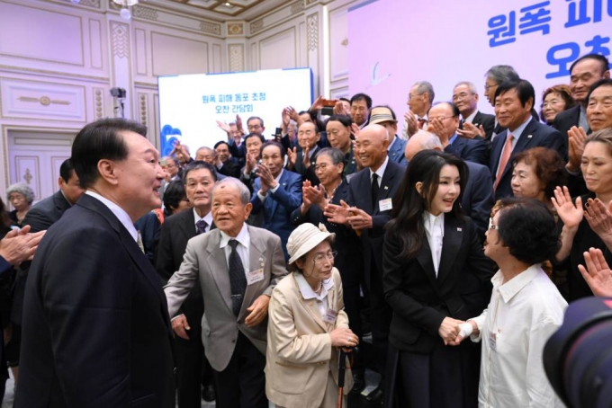 [서울=뉴시스] 윤석열 대통령이 29일 청와대 영빈관에서 열린 '원폭 피해 동포 오찬 간담회'에서 참석자들과 기념촬영을 한 뒤 작별 인사를 하고 있다. (사진=대통령실 제공) 2023.09.29. *재판매 및 DB 금지