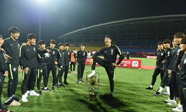 Çѱ¹ U-18 ´ëÇ¥ÆÀÀÌ 2019 ÆÇ´ÙÄÅ ¿ì½Â Æ®·ÎÇÇ¿¡ ¹ßÀ» ¿Ã¸®°í ÀÖ´Â ¸ð½À. /»çÁø=Áß±¹ ½Ã³ª½ºÆ÷Ã÷ ĸó