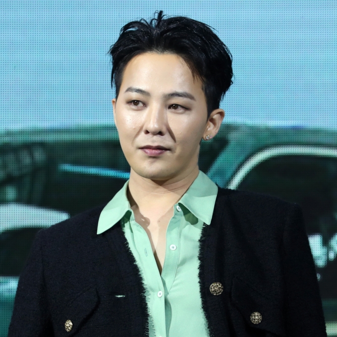 가수 지드래곤(G-DRAGON)이 지난 3월 서울 강남구 삼성동에서 열린 BMW 행사에 참여해 기념촬영하고 있는 모습. /사진=뉴스1