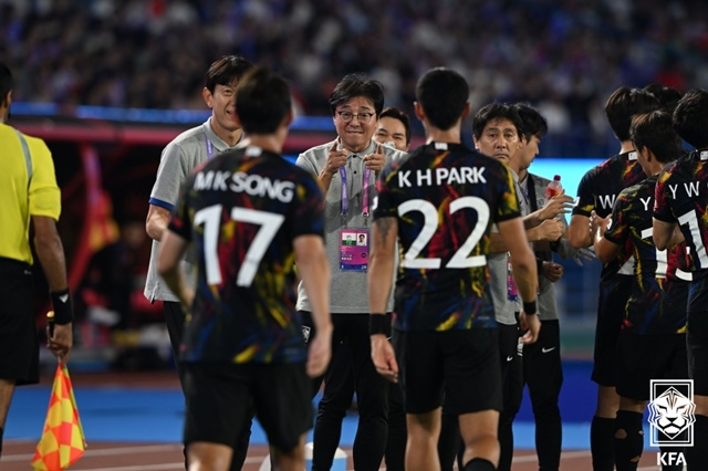 황선홍(가운데) 감독이 한국 선수들을 칭찬하고 있다. /사진=대한축구협회 제공