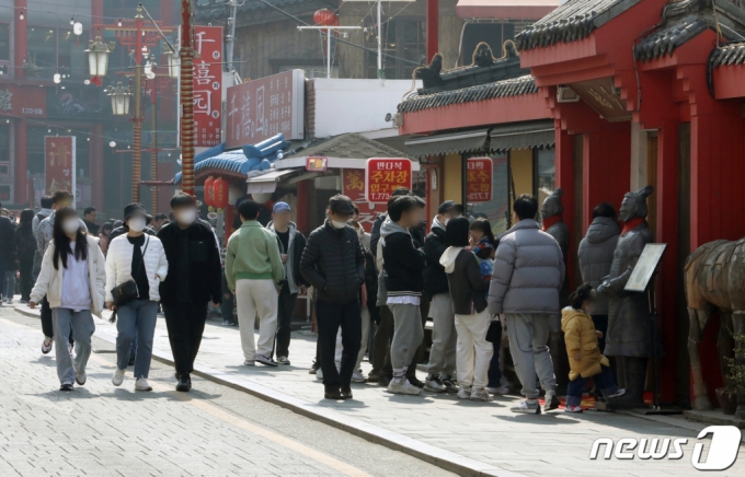 (인천=뉴스1) 정진욱 기자 = 일부 지역 낮 기온이 최고 19도까지 오르며 봄 날씨를 보인 5일 오후 인천시 중구 차이나타운이 관광객들로 붐비고 있다. 2023.3.5/뉴스1  Copyright (C) 뉴스1. All rights reserved. 무단 전재 및 재배포 금지.