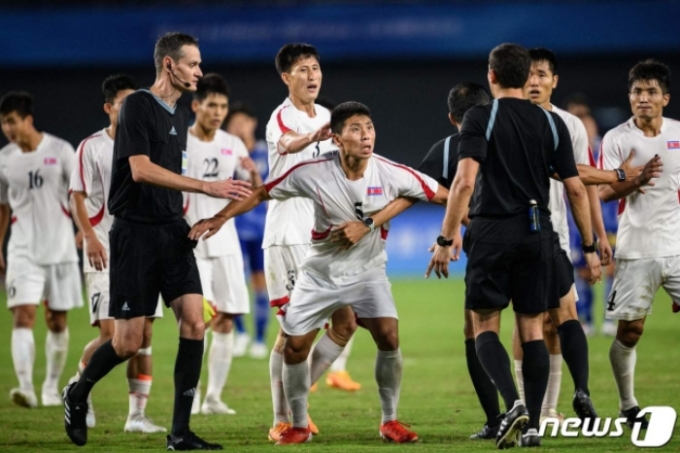 심판에게 항의하는 북한 축구 대표팀 ⓒ AFP=뉴스1 