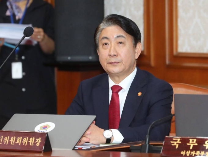  이동관 방송통신위워장이 4일 오전 서울 종로구 정부서울청사에서 열린 국무회의에 참석해 한덕수 국무총리의 발언을 듣고 있다. 2023.10.04./사진제공=뉴시스