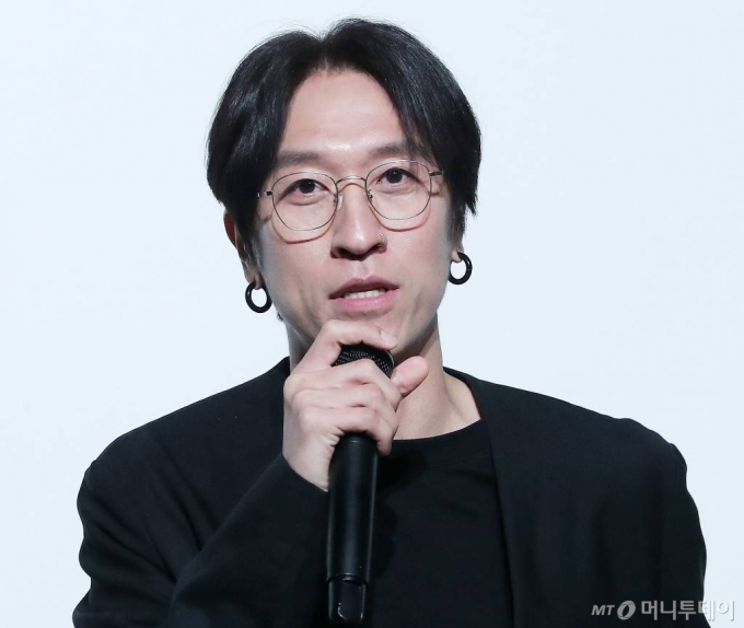 가수 백성현(코요테 빽가)이 20일 오전 서울 강남구 청담씨네시티 엠큐브에서 진행된 첫 EP 앨범 &#039;큐어&#039;(CURE) 발매 기념 음감회에 참석해 인사말을 하고 있다.  &#039;큐어&#039;에는 더블 타이틀곡 가창곡 &#039;바람이 달빛이&#039;와 연주곡 &#039;Close My Eyes&#039;를 비롯해 총 8곡이 담겼다. 2023.02.20 /사진=김창현 기자 chmt@