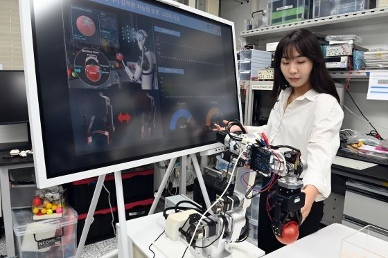 ETRI 연구진이 멀티 모달 유연 센서가 집적된 지능형 로봇 그리퍼 기술로 토마토를 잡는 실험하는 모습/사진=ETRI