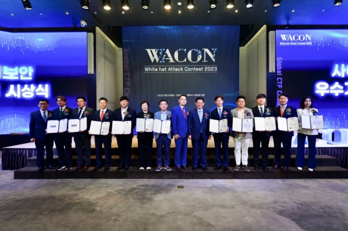 'WACON 2023'에서 사이버보안 우수기업으로 선정된 한국투자증권의 최영목 디지털본부장(오른쪽 두번째)이 수상자 및 관계자들과 함께 기념촬영을 하고 있다/사진제공=한국투자증권 