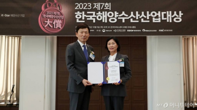 2023 제7회 한국해양수산산업대상에서 머니투데이대표이사상을 수상한 김희영 국립해양박물관 본부장(오른쪽)과 시상자로 나선 정희경 머니투데이 대표(왼쪽) /사진=김휘선 기자