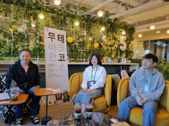 (왼쪽부터) 박재성 우아한형제들 테크코스교육개발실 이사(우아한테크코스 총괄), 박지우 우아한형제들 B마트서비스개발팀 백엔드 개발(우테코 4기 졸업생), 최진영 우아한형제들 광고프로덕트팀 백엔드 개발(우테코 4기 졸업생, 이하 최진영). /사진=배한님 기자