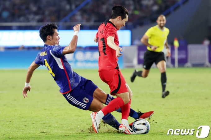 7일 오후 중국 항저우 황룽 스포츠센터 스타디움에서 열린 2022 항저우 아시안게임 남자 축구 대한민국과 일본의 결승전에서 대한민국 엄원상이 태클을 당하고 있다. 이날 축구대표팀은 일본을 상대로 2대1로 승리해 금메달을 목에 걸었다. /사진=뉴스1