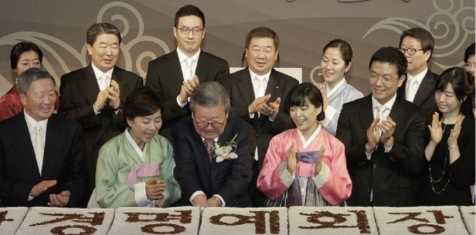 ���ڰ� LG����ȸ��(���� ���� ����°)�� 2012�� 4�� 24�� ���� COEX ������Ƽ��Żȣ�ڿ��� ���� �̼���(88�� ������ġ)���� ���� �ڽ��� �̼�(ڷ��: 88�� ��)������ ��䶱�� �ڸ��� �ִ�. (���� ��� ��å) ���� ���� ���ʺ��� ������ LG ȸ��, �� ȸ���� ������ �迵�ľ�, �� ����ȸ��, �� ȸ���� ����� ���澾, �� ȸ���� ������ ������, ������ ��ȸ���� ���� ������, ���� ���ʺ��� �� ����ȸ���� 3���� ������ LG���� ��ȸ���� ���� �����̾�, �� ��ȸ��, ������ ȸ���� �������� ������ �񼺱׷� ȸ���� �峲�� ������ LG���� ����, �� ����ȸ���� ������ ������ ȸ��, ������ ȸ���� ������ �������, �� ����ȸ���� 4���� ������ �񼺱׷� ��ȸ��, ������ ��ȸ���� ���� ����ƾ�. /��������=LG