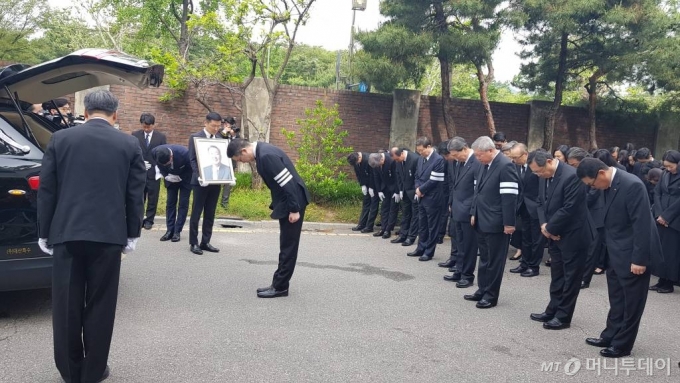 2018�� 5�� 22�� ����뺴�� ��ʽ��忡�� ������ ������ LG ȸ���� ����Ŀ��� �� ȸ���� �峲 ������ LG���� ��(�� ȸ��, ���� �߾�)�� ����� �������� ������ �λ縦 �ϰ� �ִ�. ������ ��� �ִ� ����� �� ȸ���� ū ������ ���� ���緱��ó�� ��ǥ /����=�輺�� ����