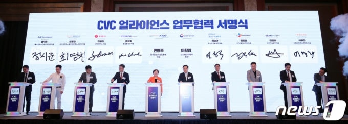 (서울=뉴스1) 김진환 기자 = 정시준 예스앤에스인베스트먼트 대표(왼쪽부터), 최영찬 라이트하우스 컴바인인베스트먼트 대표, 전영민 롯데벤처스 대표, 김철호 효성벤처스 대표, 민병주 한국산업기술진흥원 원장, 이창양 산업통상자원부 장관, 임승규 포스코 기술투자 대표, 김도한 CJ인베스트먼드 대표, 김철호 세아기술투자 대표, 이정철 인탑스인베스트먼트 대표가 24일 오후 서울 중구 롯데호텔 크리스탈볼룸에서 열린 기업형 벤처캐피탈(CVC) 얼라이언스 업무협력 서명식에서 기념 촬영을 하고 있다. 2023.7.24/뉴스1 Copyright (C) 뉴스1. All rights reserved. 무단 전재 및 재배포 금지.