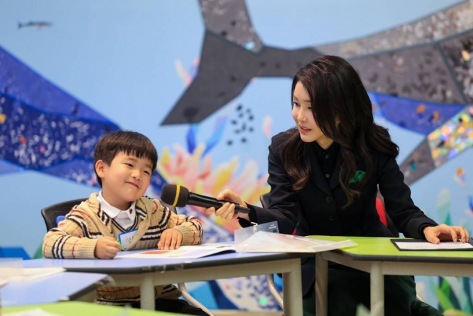 [광주=뉴시스] 윤석열 대통령 부인 김건희 여사가 10일 광주 북구 광주비엔날레 전시관에서 진행 중인 제10회 광주디자인비엔날레를 찾아 연계 체험학습 프로그램인 '더 리틀 큐레이터' 행사에 참여한 아이들과 대화하고 있다. (사진=대통령실 제공) 2023.10.10. *재판매 및 DB 금지