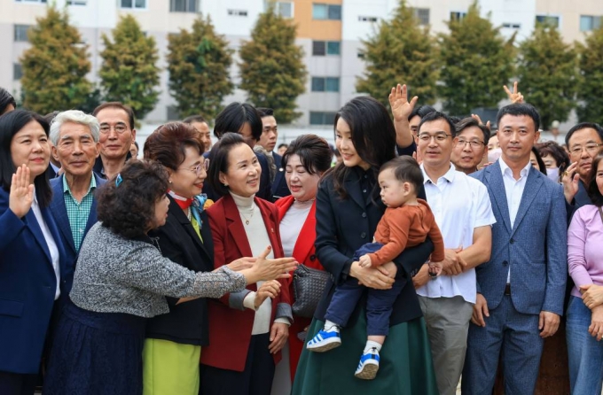 [광주=뉴시스] 윤석열 대통령 부인 김건희 여사가 10일 광주 북구 광주비엔날레 전시관에서 진행 중인 제10회 광주디자인비엔날레를 찾아 작품을 관람한 뒤 시민들과 인사하고 있다. (사진=대통령실 제공) 2023.10.10. *재판매 및 DB 금지