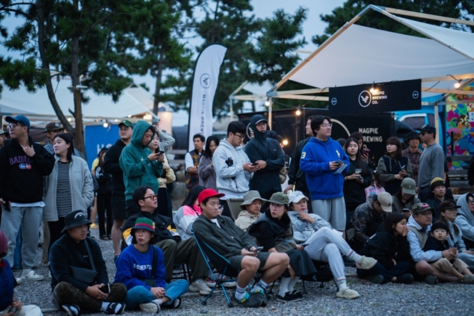 지난 6~8일 충남 태안군의 어은돌 해수욕장 일대에서 진행한 &#039;닷슬래시대시 캠프&#039;/사진제공=닷슬래시대시