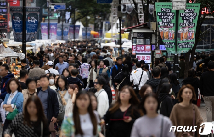 (서울=뉴스1) 이재명 기자 = 8일 오후 서울 중구 명동거리가 명동 맥주 페스티벌을 찾은 관광객들로 북적이고 있다.  2023.10.8/뉴스1  Copyright (C) 뉴스1. All rights reserved. 무단 전재 및 재배포,  AI학습 이용 금지.