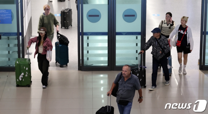 (인천공항=뉴스1) 김성진 기자 = 추석 연휴 닷새째인 2일 인천국제공항 제1여객터미널 입국장이 이용객들로 북적이고 있다.   인천국제공항공사는 추석 연휴 기간인 이날부터 다음 달 3일까지 총 7일간 121만3000명, 하루 평균 17만3000명이 공항을 이용할 것으로 내다봤다. 2023.10.2/뉴스1  Copyright (C) 뉴스1. All rights reserved. 무단 전재 및 재배포,  AI학습 이용 금지.