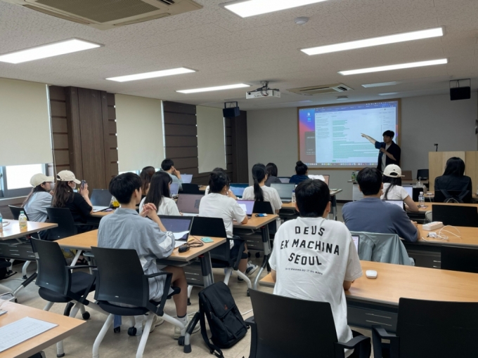 빅데이터 혁신융합대학의 '빅데이터 개론1' P3BL 교과목 강의에서 참여 학생들이 프로젝트 진행을 위한 이론 설명을 듣고 있다 /사진제공=빅데이터 혁신융합대학 사업단