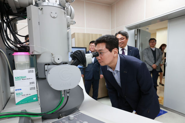 이상일 용인시장이 지난 10일 한국화학융합시험연구원 본원을 방문해 반도체 장비를 사용해보고 있다./사진제공=용인시