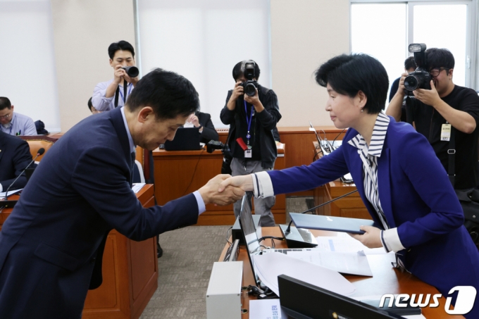 김주현 금융위원장(왼쪽)이 11일 오전 서울 여의도 국회에서 열린 정무위원회의 금융위원회에 대한 국정감사에서 백혜련 위원장에게 선서문 전달 후 악수하고 있다. /사진=뉴스1.