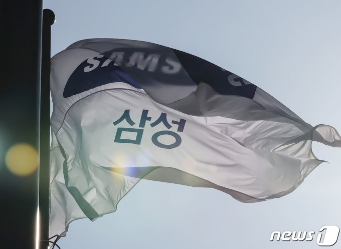 지난 11일 오후 서울 서초구 삼성전자 서초사옥에 걸린 깃발. /사진=뉴스1