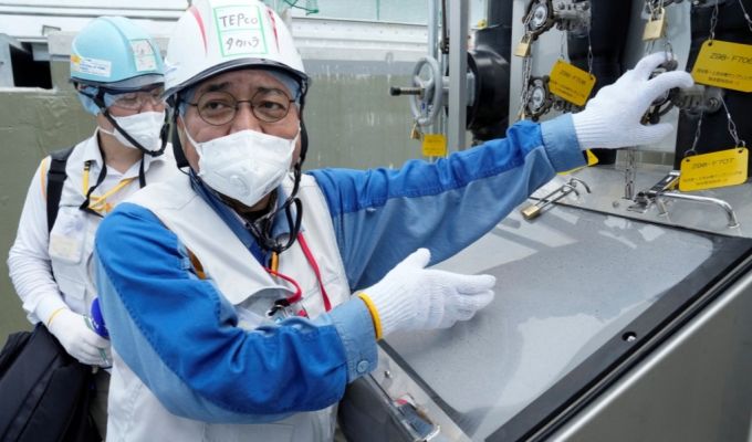 지난 8월 27일 일본 후바타현에서 도쿄전력(TEPCO) 관계자가 후쿠시마 오염수를 처리한 뒤 샘플을 채취하는 과정에 대해 설명하고 있다. / /로이터=뉴스1
