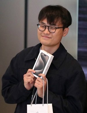 아이폰15 시리즈 출시 첫날인 13일 서울 애플스토어 명동점에서 1호 수령자 김민재 씨(27)가 아이폰15를 들고 기념사진을 촬영하고 있다. /사진=뉴시스