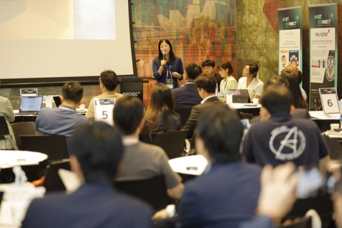 섀론 찬(Sharon Chan) J랩스 아시아태평양 혁신팀장이 11일 머스트커넥트 2023 싱가포르에서 발표를 하고 있다. /사진제공=머스트엑셀러레이터