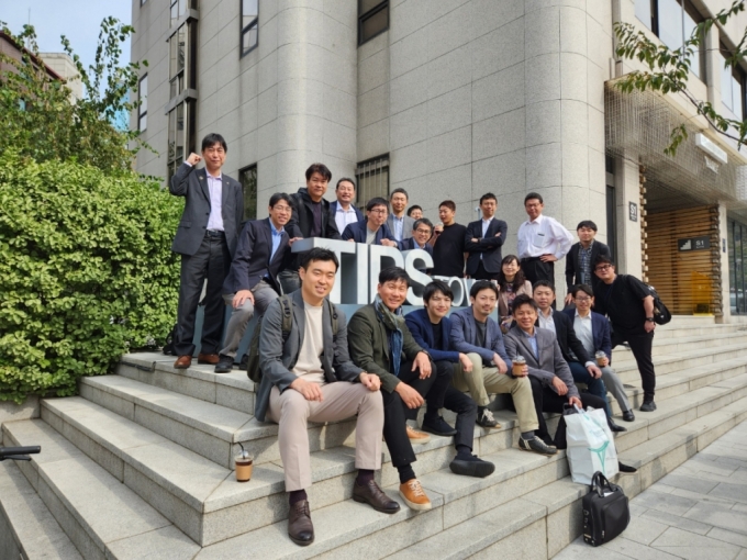 13일 서울시 강남구 팁스타운에서 기념촬영 중인 JICPA 회원사 /사진=김태현 기자