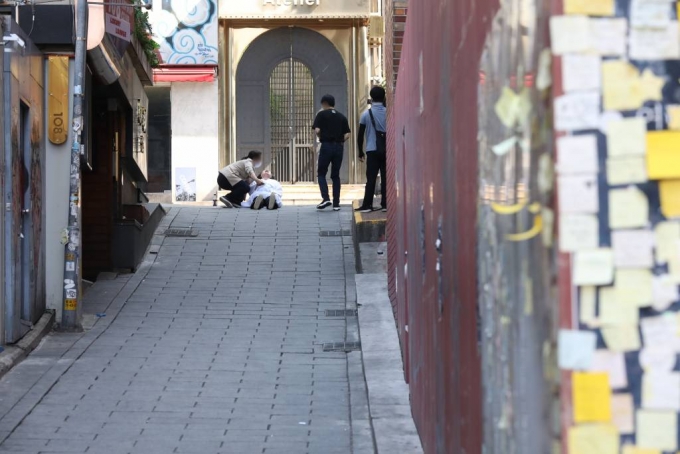 지난 6월16일 오전 서울 용산구청에서 구청장 사퇴를 촉구하며 구청 내부 진입을 시도하다 저지당한 이태원 참사 유족들이 이태원 참사 현장으로 발걸음을 옮겨 오열하다 쓰러지고 있다. /사진=뉴시스