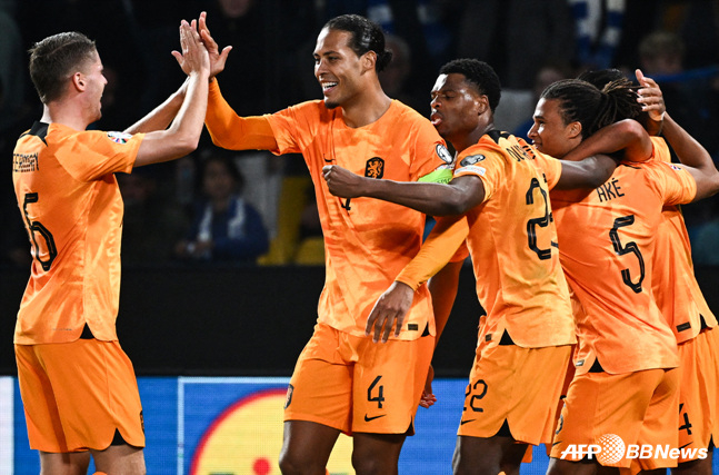 네덜란드 선수들이 결승골에 기뻐하고 있다. /AFPBBNews=뉴스1
