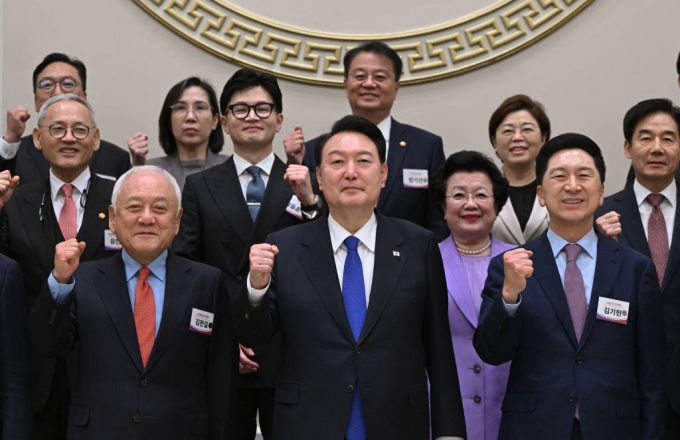 [서울=뉴시스] 윤석열 대통령이 17일 청와대 영빈관에서 열린 국민통합위원회 만찬에서 김한길 국민통합위원장, 김기현 국민의힘 대표 등과 기념촬영하고 있다. (사진=대통령실 제공) 2023.10.17. *재판매 및 DB 금지