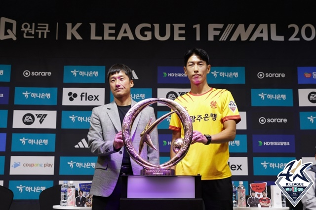 이정효 광주FC 감독과 광주 안영규가 K리그1 트로피를 잡으며 포즈를 취하고 있다. /사진=한국프로축구연맹 제공