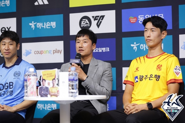 이정효 광주FC 감독(가운데)이 미디어데이에서 화려한 입담을 뽐냈다. /사진=한국프로축구연맹 제공