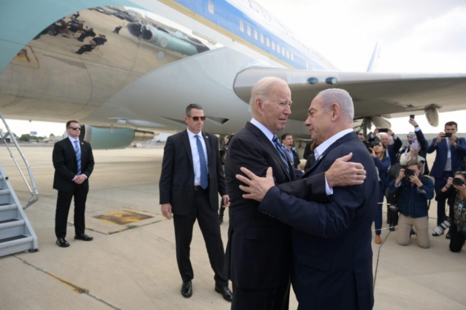 조 바이든 미국 대통령(왼쪽)과 베냐민 네타냐후 이스라엘 총리가 18일(현지시간) 이스라엘 벤구리온 국제공항 활주로에서 만나 인사하고 있다. /사진=이스라엘 총리실 엑스(X, 옛 트위터)