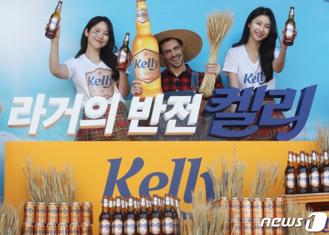 (서울=뉴스1) 송원영 기자 = 30일 서울 성북구 삼청각에서 열린 하이트진로의 신제품 켈리(Kelly) 출시 행사에서 모델들이 덴마크 프리미엄 맥아 100%의 더블 숙성 라거 켈리를 선보이고 있다.   하이트진로는 두번의 숙성 과정을 거친 신제품 켈리는 부드러움과 강렬한 맛을 동시에 구현것이 특징이라고 밝혔다. 2023.3.30/뉴스1  Copyright (C) 뉴스1. All rights reserved. 무단 전재 및 재배포 금지.