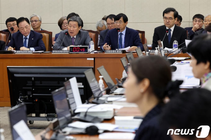 (서울=뉴스1) 황기선 기자 = 차순도 한국보건산업진흥원 원장이 19일 서울 여의도 국회에서 열린 보건복지위원회의 한국보건산업진흥원 등에 대한 국정감사에서 의원 질의에 답하고 있다. 2023.10.19/뉴스1  Copyright (C) 뉴스1. All rights reserved. 무단 전재 및 재배포,  AI학습 이용 금지.