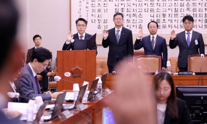 김진욱 고위공직자범죄수사처 처장 등이 19일 오후 서울 여의도 국회에서 열린 법제사법위원회 국정감사에서 선서를 하고 있다. 2023.10.19. /사진=뉴시스