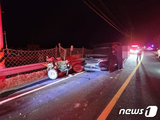 배우 오정세가 타고 있던 승합차 카니발이 경운기를 들이받은 모습.(금산소방서 제공)/사진=뉴스1