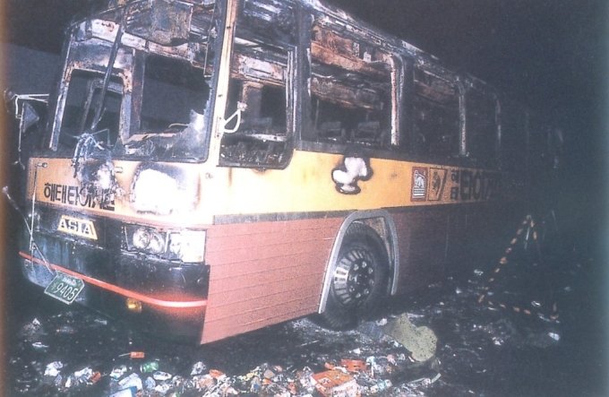 1986년 10월 불에 탄 해태 타이거즈 버스의 모습. /사진=X(트위터) 캡처