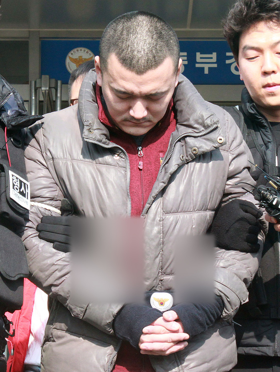 = '용인 일가족 살인사건' 피의자 김성관씨(34)가 15일 오후 경기도 용인시 용인동부경찰서에서 현장검증을 하기 위해 나서고 있다. 김씨는 지난해 친모와 계부, 이부동생 등 3명을 살해한 뒤 뉴질랜드로 달아난 혐의를 받고 있다. 2018.1.15/뉴스1