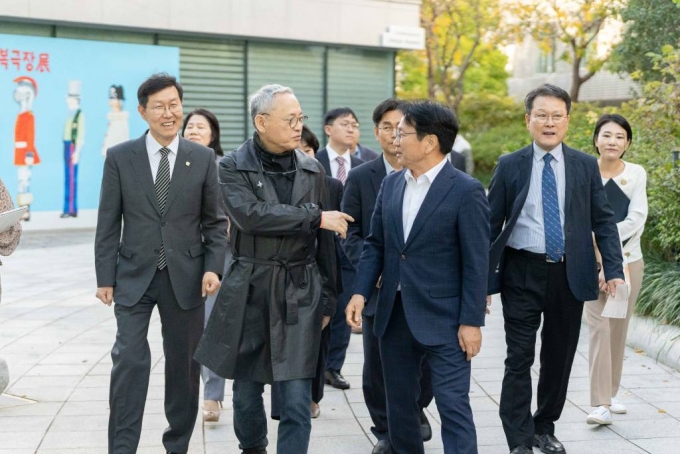 [광주=뉴시스] 김혜인 기자 = 유인촌 문화체육관광부 장관(왼쪽)과 강기정 광주시장(오른쪽)이 20일 오후 광주 동구 국립아시아문화전당(ACC)을 찾아 내부를 둘러보고 있다. 2023.10.20. (사진=ACC제공) *재판매 및 DB 금지