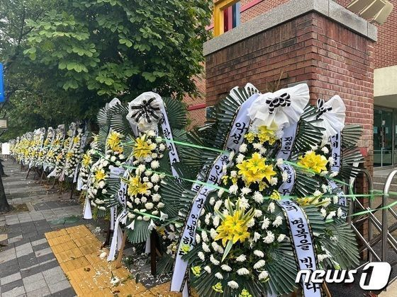 의정부 호원초등학교 앞에 조화가 놓여져 있다. /사진=뉴스1