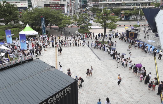 **기사와 직접적인 연관없음.  부산 동래구 사직야구장에서 열린 2023 KBO 올스타전 드림 올스타와 나눔 올스타의 경기 시작 전 관중들이 입장하기 위해 대기하고 있다. /사진=뉴스1