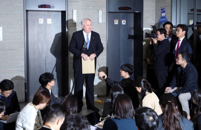 인요한 국민의힘 혁신위원장이 23일 오전 서울 여의도 국민의힘 중앙당사에서 취재진에게 질문을 받고 있다. 2023.10.23. /사진=뉴시스